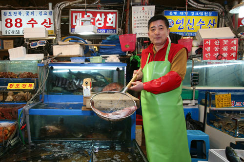 海産物の日本語名称を覚えているという魚屋社長
(テウン商会、電話番号02-2254-7272、日本語不可)
※2016年3月に新市場へ移転しました
(移転先:1階・活魚(ファロ)119号)