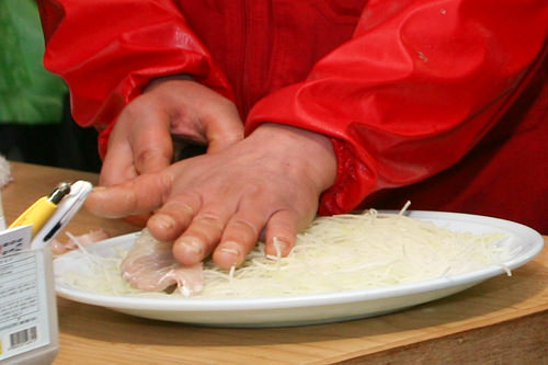 2.魚をさばいてもらう
魚をその場でさばいてお皿に盛ってくれます。アラの部分は袋に入れてくれるので、忘れずに受け取りましょう。