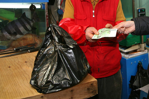 3.お金を払う
魚の代金を払います。単価はある程度するので、支払いは現金・カードともに可能です。