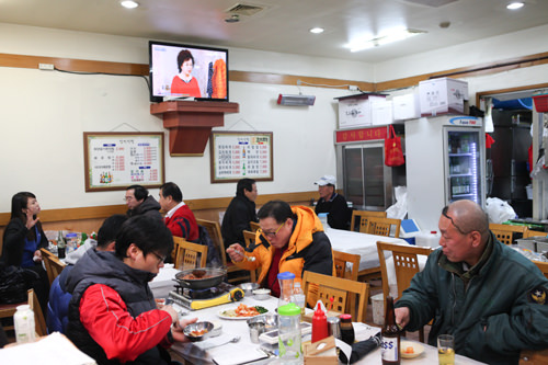 4.食堂に入る
近くの食堂に入ります。大抵は魚屋の社長が馴染みの店を教えてくれます(直接連れて行ってくれることもあり)。
