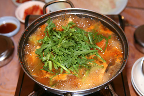 シメは魚のアラ鍋で
骨の髄まで堪能する!