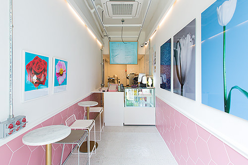 シンプルでスタイリッシュな店内