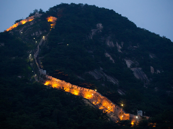 ライトアップされたソウル城郭
