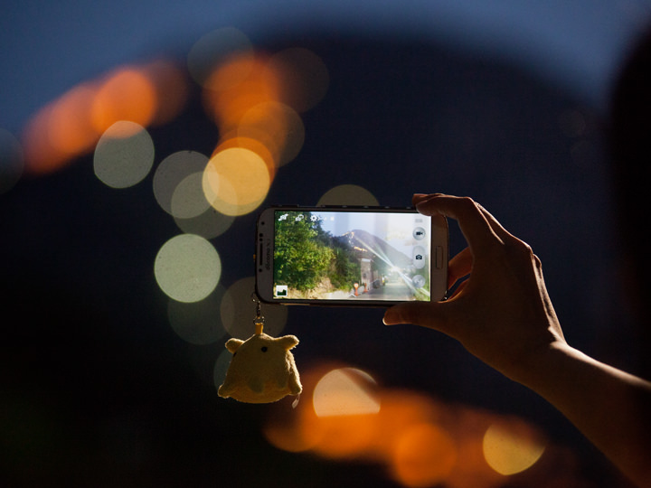 綺麗な夜景を携帯でパシャリ