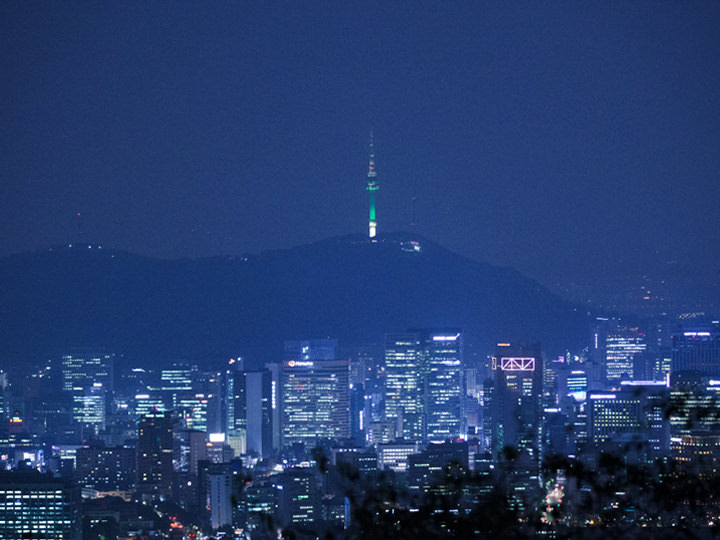 南山(ナムサン)にそびえる「Nソウルタワー」
