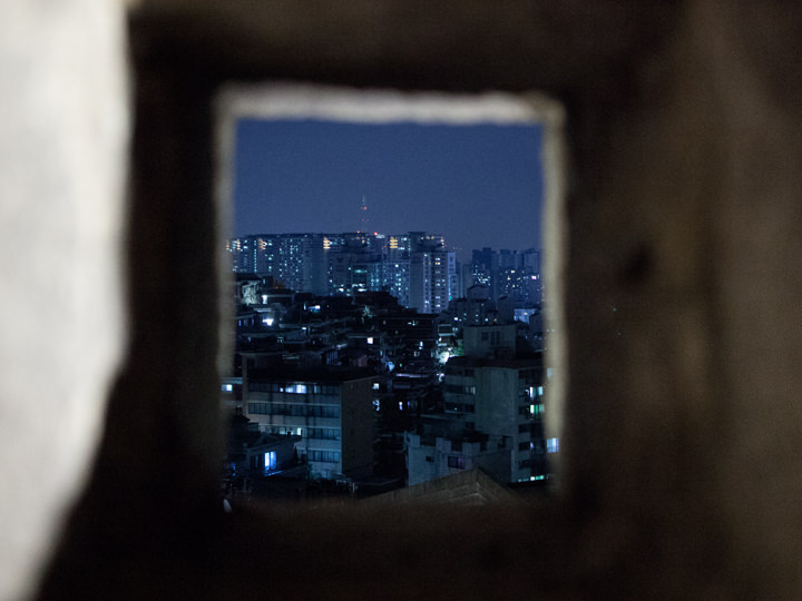 城郭の合間から見えるソウルの夜景