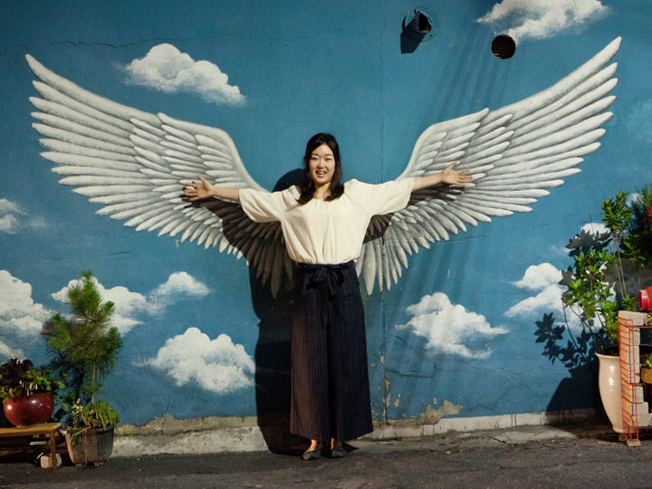 羽の壁画の前は必須撮影スポット!