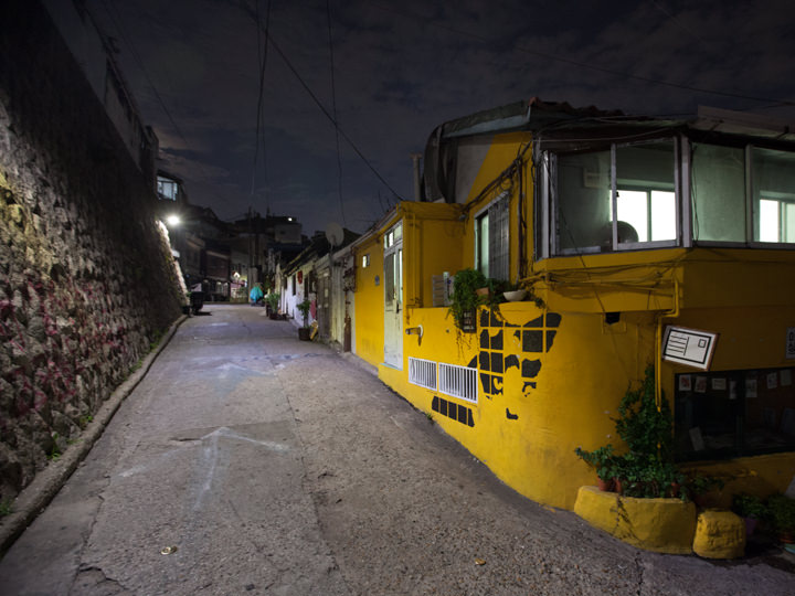 カラフルなペイントが施されたり、可愛らしい絵が描かれた家が多く、メルヘンチックな雰囲気