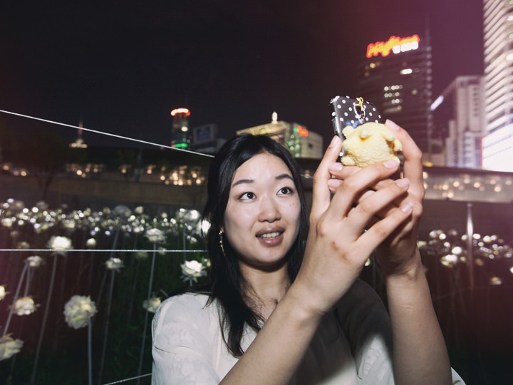 美しいバラ庭園をバックに記念撮影♪