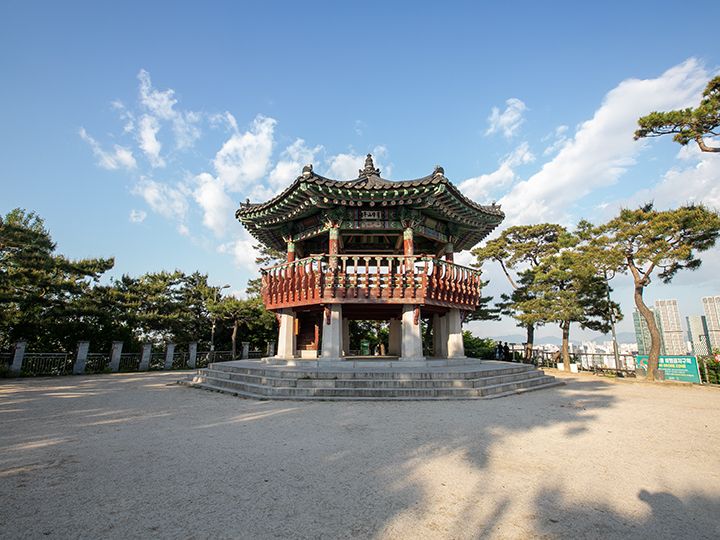 頂上にある八角亭「鷹峰亭」