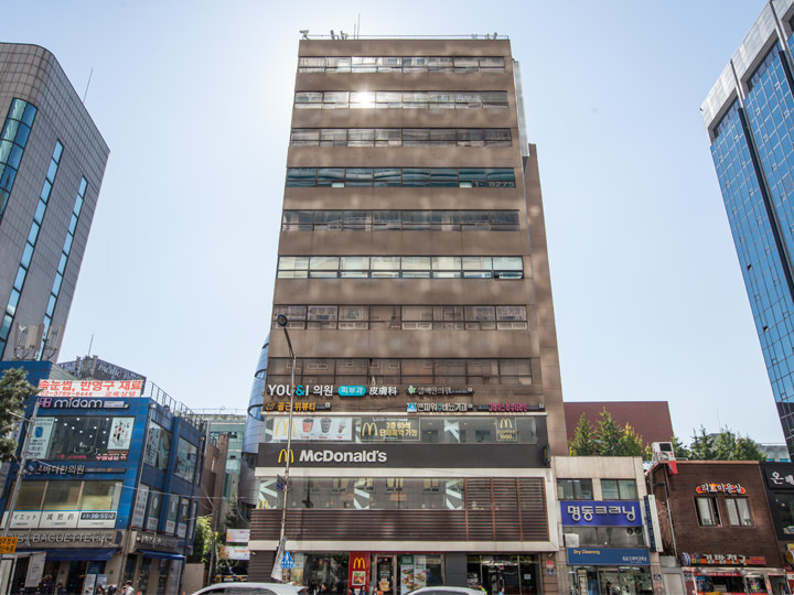 外観(お店は1・2階にマクドナルドが入っているビルの7階に位置、エレベーターあり)