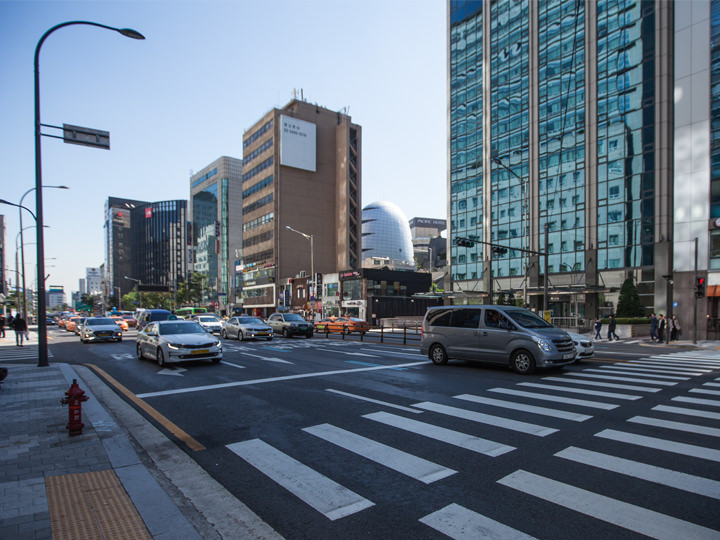 「ミリオレ明洞」方面からは、地下道を通るか、横断歩道を渡ってアクセス可能