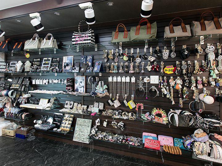 壁一面に陳列された商品