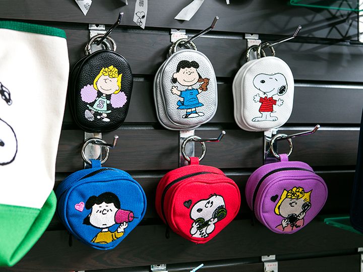 キャラクターが刺繍されたバッグチャーム。