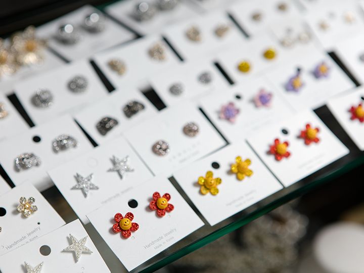 ニコちゃんマークのピアスも!