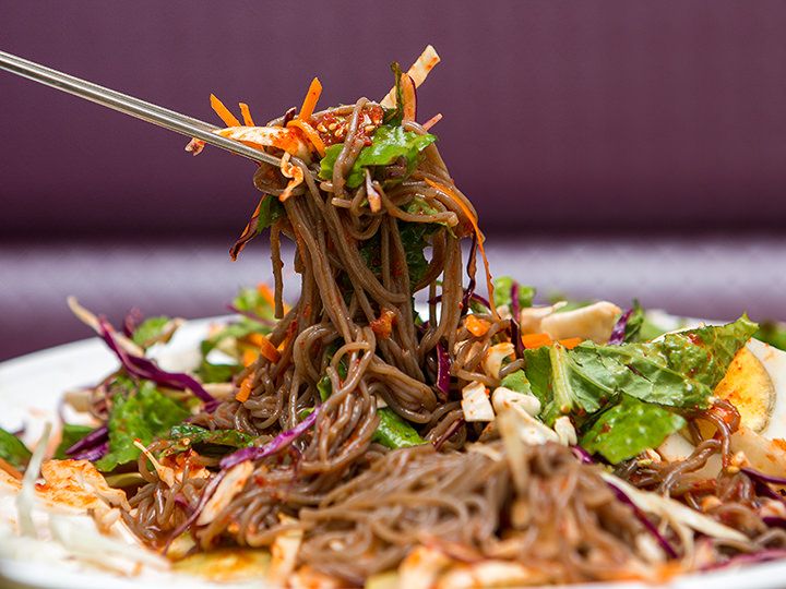 サイドメニューには、チェンバンマッククス(平皿の蕎麦冷麺)が定番