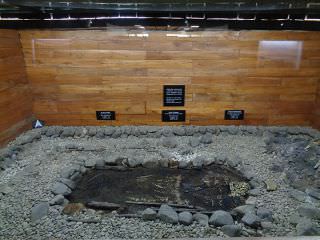 「天馬塚」内部では実際に王の亡骸が安置されていた場所も見ることができます