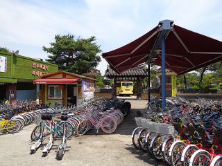「大陵苑」正門近くには自転車を借りられる所も