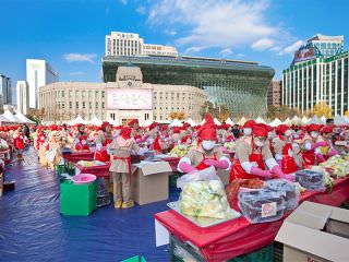 「ソウルキムジャン文化祭2014」では、おそろいの三角巾とエプロンで「ソウル広場」が真っ赤に