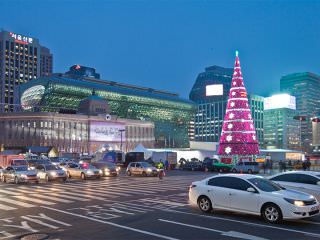 クリスマスシーズンには大きなツリーも登場