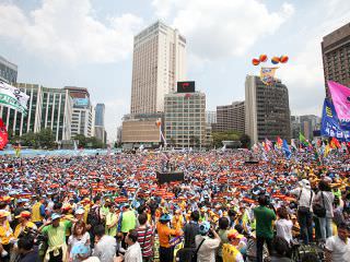 時には広場が人で埋め尽くされるほど大きなデモも
