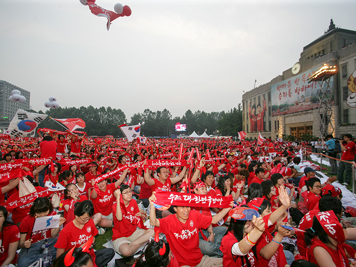 「2006 FIFAワールドカップ」開催時、赤一色に染まる「ソウル広場」の様子