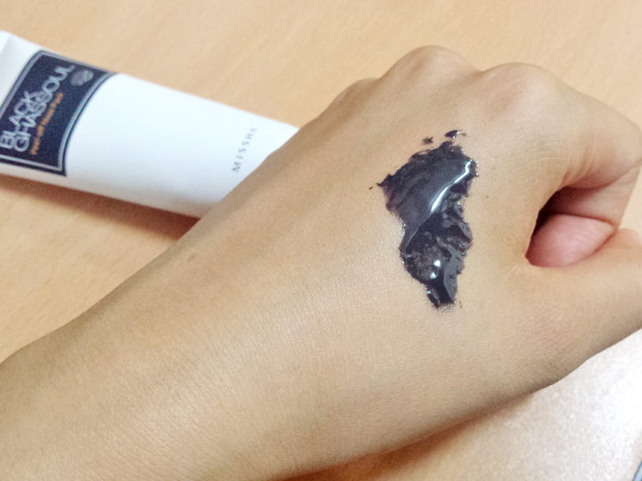 1.洗顔後に化粧水を馴染ませたコットンで老廃物と角質をふき取り、パックを塗り広げる