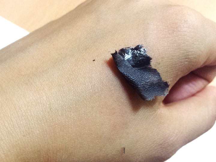 3.乾いたパックを剥がし、化粧水などでしっかりと保湿する