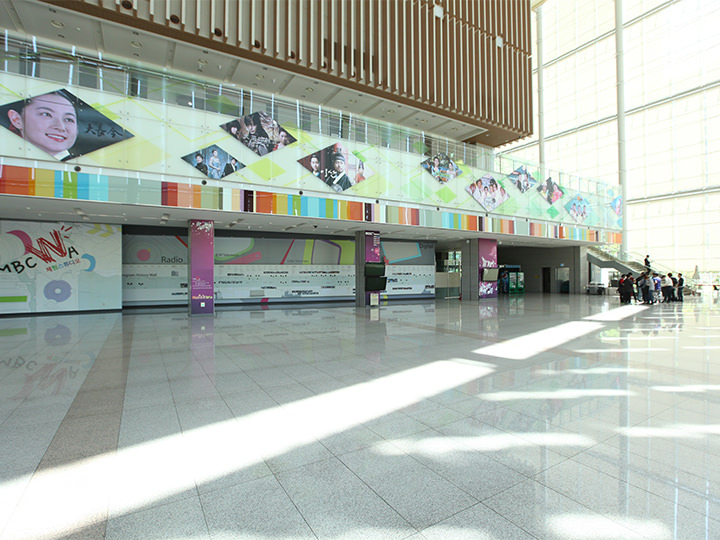 MBCで制作されたドラマや番組のスチールカットが飾られた１階ロビー