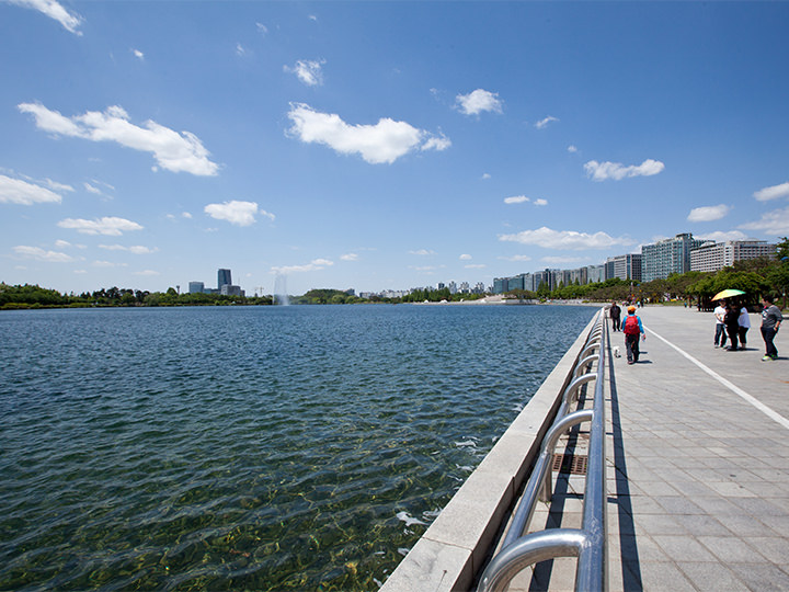 「一山MBCドリームセンター」に隣接、ロケ地が点在する「一山湖公園」