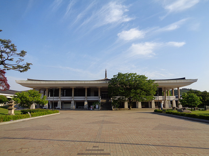 「国立慶州博物館」の本館「新羅歴史館」