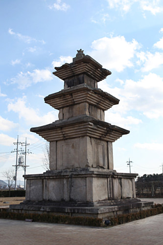 高仙寺址三層石塔(国宝第38号)