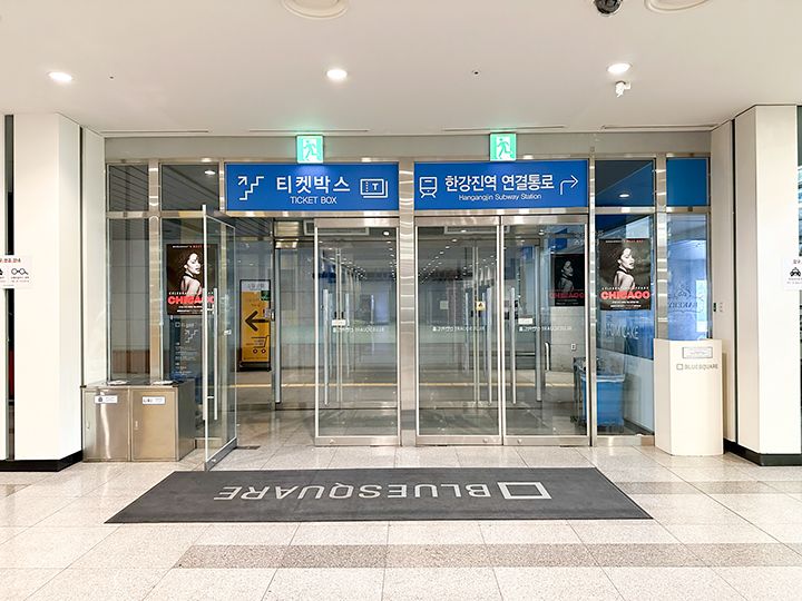 劇場の地下2階へ繋がっている