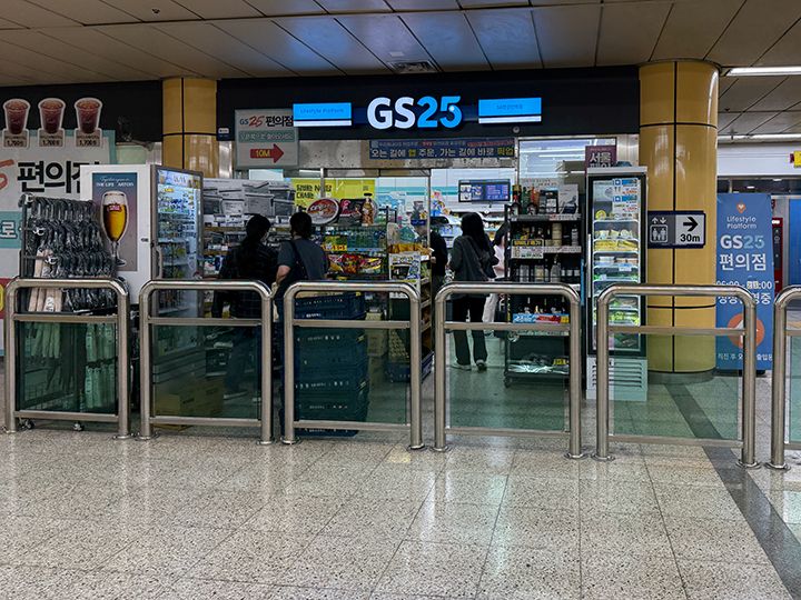 改札口のコンビニエンスストアで峰られるウォーターも買える