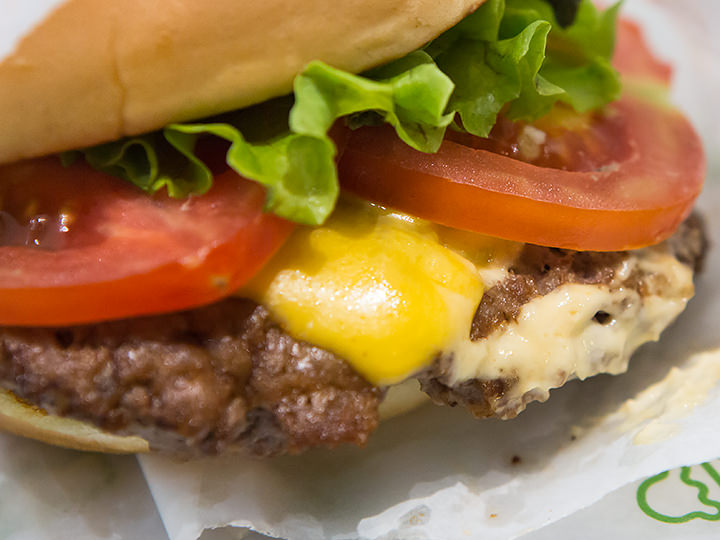 「SHAKE SHACK」特製のソースがたっぷり入ってます