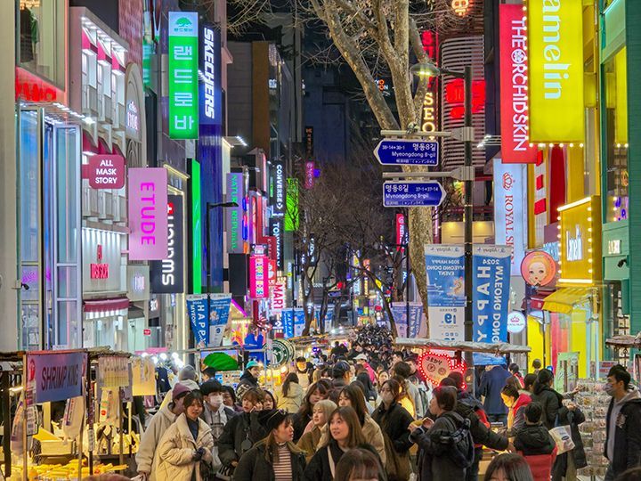 夜遅くまでにぎわう
明洞のメインストリート