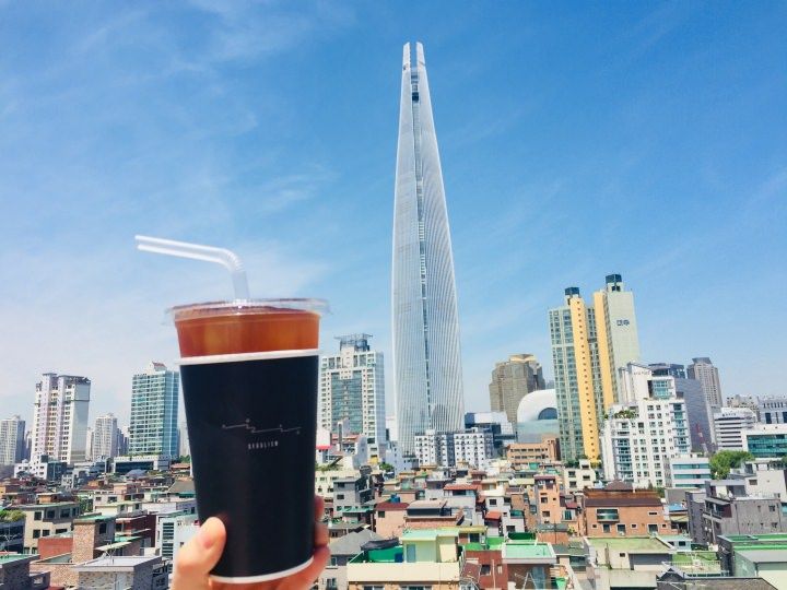 SEOULISM(ソウリズム)
6階から眺める「ロッテワールドタワー」は圧巻で「SEOUL」のロゴもフォトスポット。