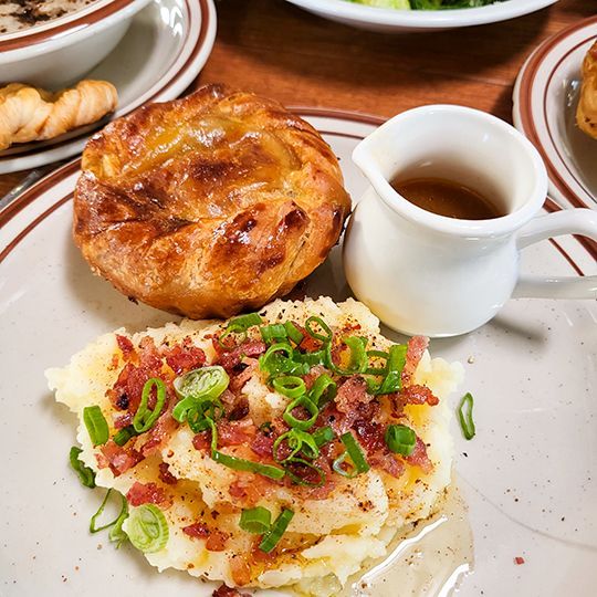 GINGER BEAR(ジンジャーベア)
食事に良いボリュームたっぷりなミートパイから、カフェ利用に良いフルーツパイまでそろう、パイ専門店。