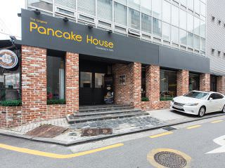 レンガの外壁が目を引く外観