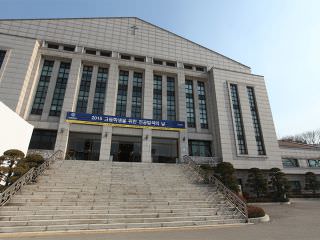 「白楊路」を約500メートル直進すると「延世大学校 大講堂」が右側に見えてきます