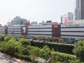 「新平和ファッションタウン」は、ソウルの中心を流れる清渓川(チョンゲチョン)沿いに位置
