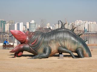 「グエムル-漢江の怪物-」に出てくる怪物のオブジェは大迫力
