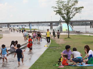 夏には水遊びを楽しむ子どもたちでいっぱい