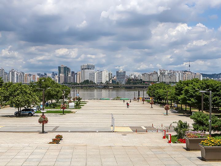 汝矣ナル駅2番出口からの景色