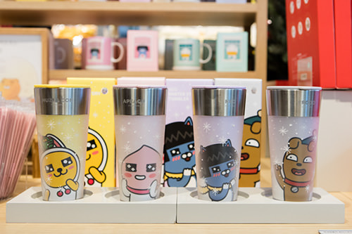 アプリキャラのグッズ
(文具)1,000ウォン~
(携帯ケース)15,000ウォン~
(アクセサリー)20,000ウォン~
(ぬいぐるみ)28,000ウォン~