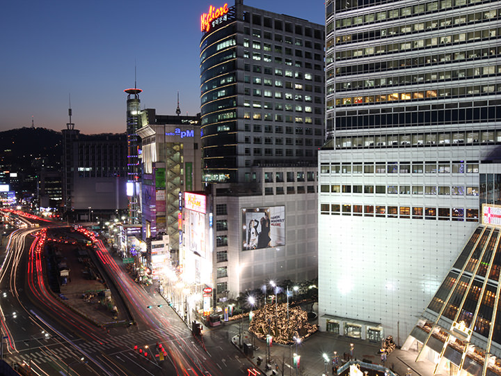 東大門(トンデムン)
問屋街のため安いイメージがありますが、小売の場合は、ファッションビルから個人店まで価格に幅があります。
(ファッションビル)30,000~100,000ウォン台
(市場)10,000ウォン台~