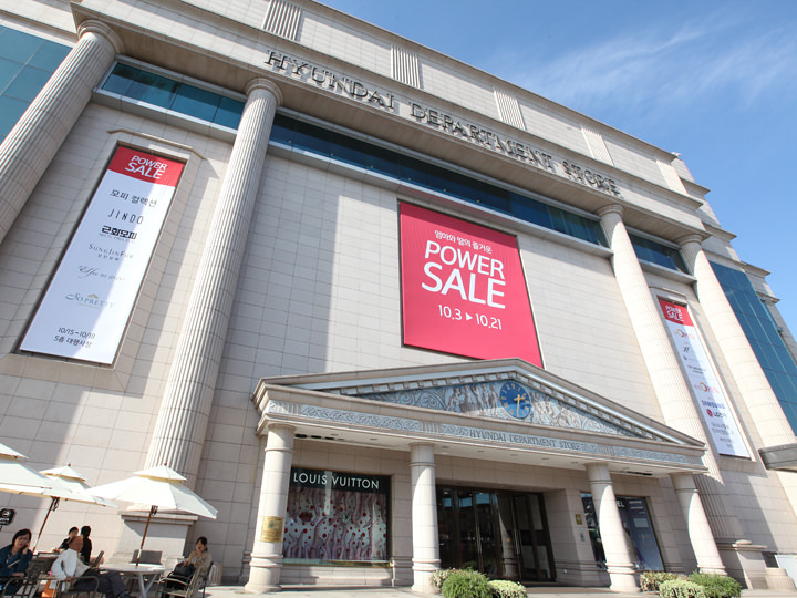 百貨店
グローバルハイブランドから韓国のブランドまで揃い、価格は高め。高級志向の新世界(シンセゲ)百貨店や比較的カジュアルで訪れやすいロッテ百貨店など、デパート毎に雰囲気が少し異なります。
100,000~1,000,000ウォン台