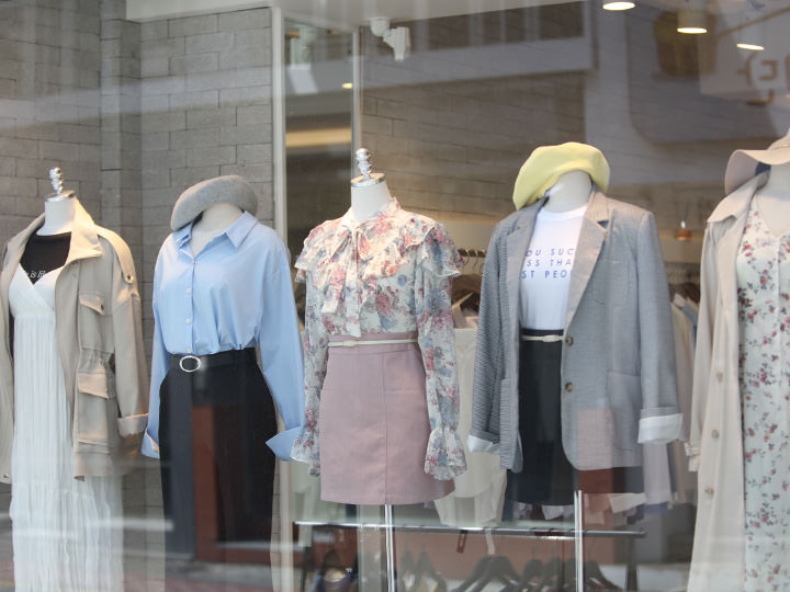 弘大(ホンデ)
安くて可愛い露店からオンラインショップの直営店、セレクトショップ、有名カジュアルブランドまで、韓国の最先端ファッションが集まるエリア。
(露店) 10,000~20,000ウォン台
(セレクトショップ・カジュアルブランド店)50,000ウォン~