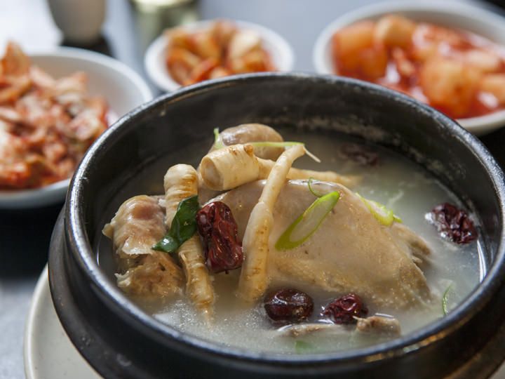 参鶏湯 (サムゲタン)
18,000ウォン~