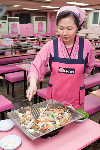 テーブルには鉄板が
備え付けられている